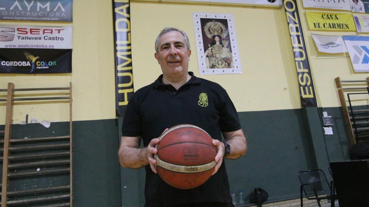 El entrenador Miguel Ángel Aguayo, en el Colegio Virgen del Carmen.