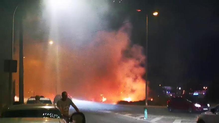 Un castillo de fuegos artificiales provoca un incendio en la margen del río