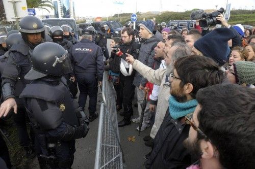 Apoyo a los afectados por el desalojo del ofimático entre un amplio despliegue policial