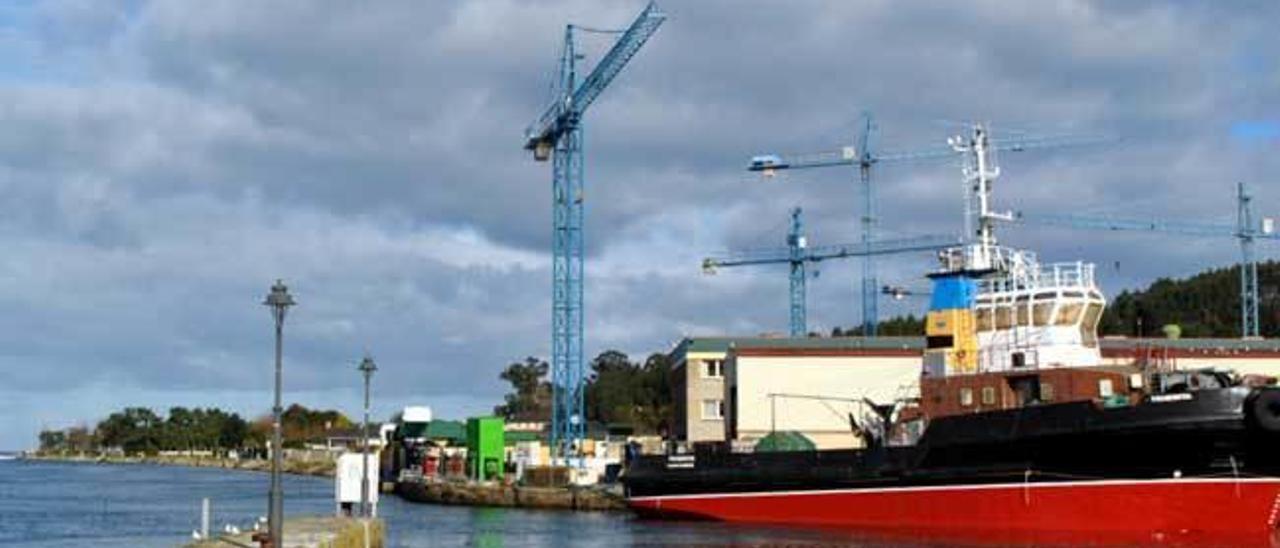 Una embarcación construida en el astillero de Navia, con la bocana de la ría al fondo.