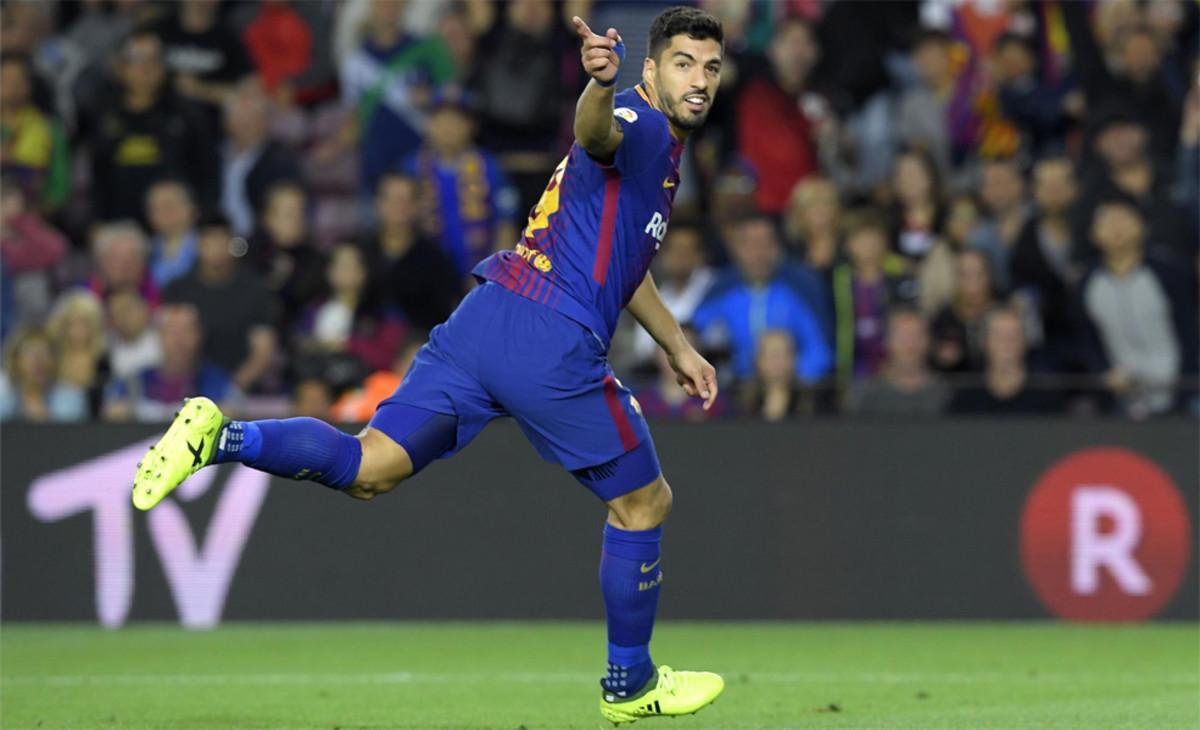 Luis Suárez celebra su gol con el Barça frente al Espanyol en el derbi del Camp Nou de la Liga 2017/18