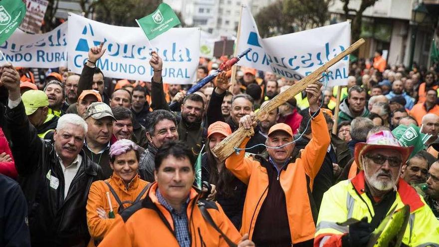 Protesta de los cazadores gallegos ante la sede del Parlamento.