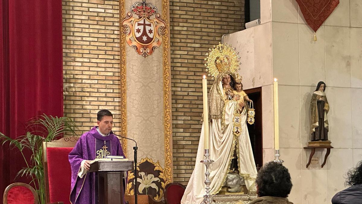 Los fieles de la Parroquia del Carmen de Rota recogen firmas para que no trasladen a su sacerdote, Pedro Javier Carrasco.