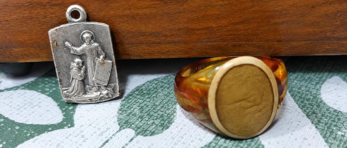 El anillo y la medalla que llevaba José antes de ser fusilado.