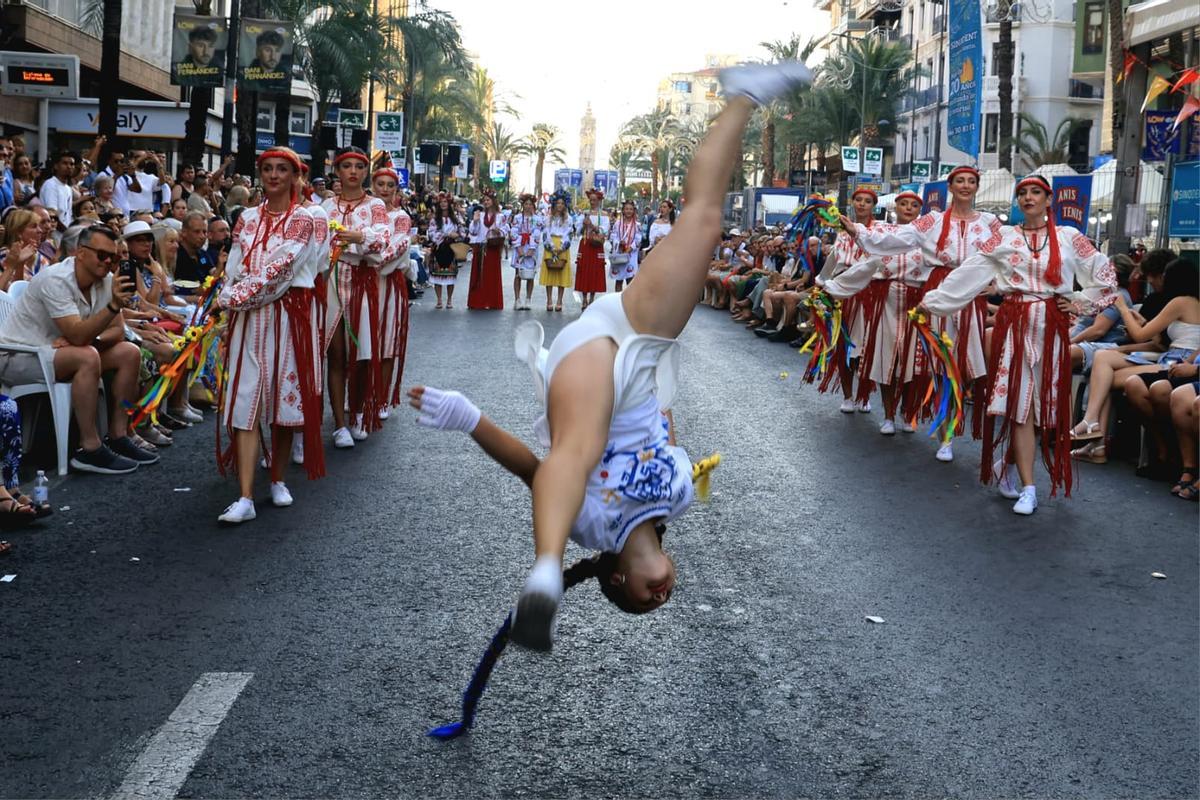 Baile de una niña de la delegación de Ucrania.