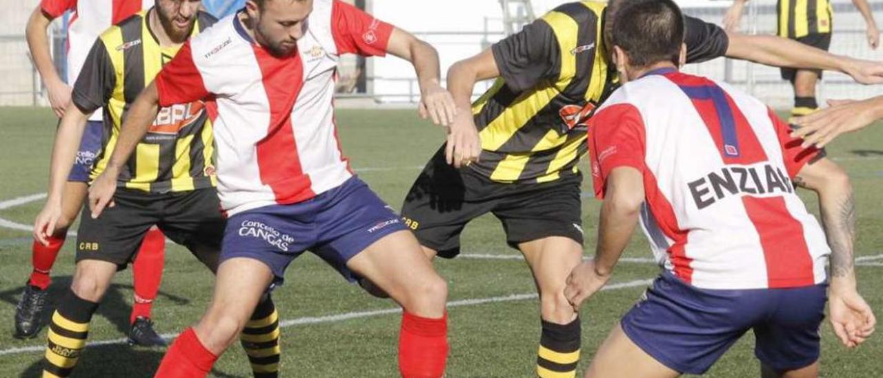 Fondevila intenta llevarse un balón en el encuentro del domingo, junto a Yerai y con Abel al fondo. // S.Á.