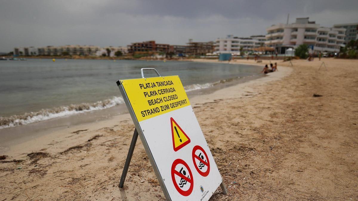 Cartel colocado en la orilla de la Platja d'en Xinxó