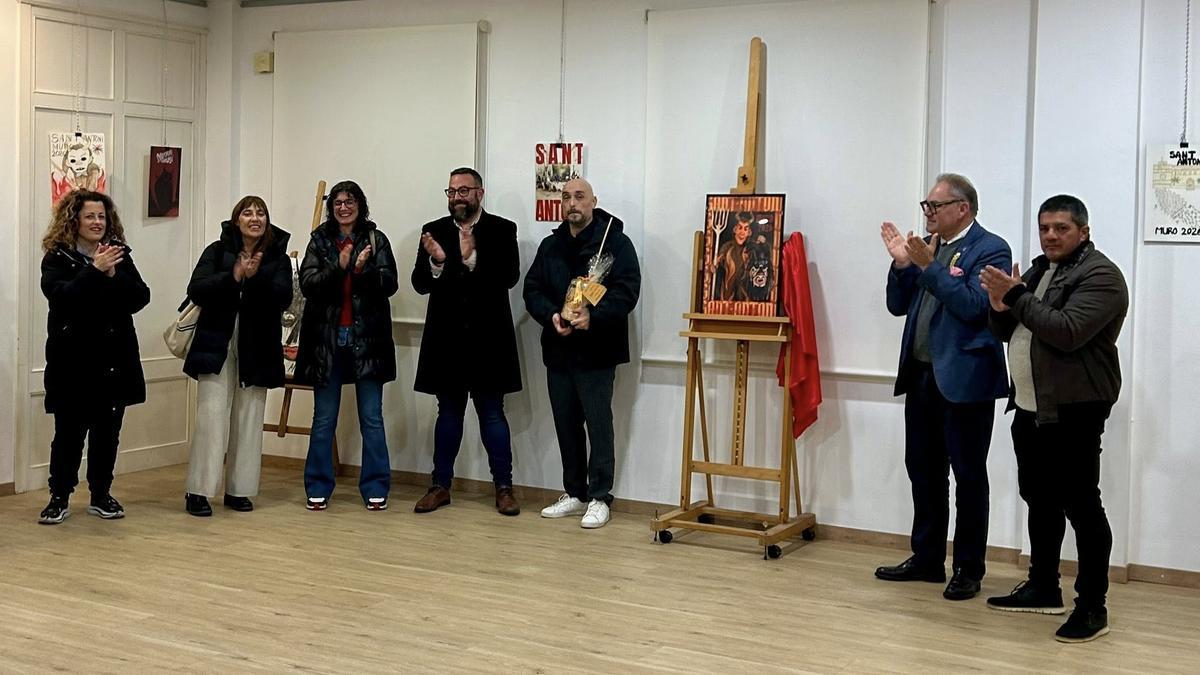 El alcalde de Muro, Miquel Porquer, segundo por la derecha, junto al polémico cartel ganador, el día de su presentación.