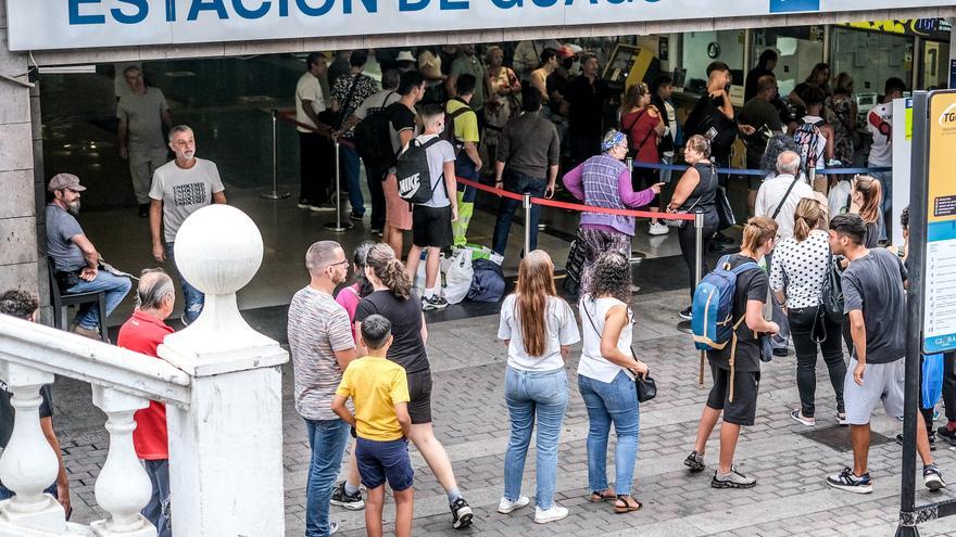 Primer día con el bono de la guagua rebajado en Gran Canaria