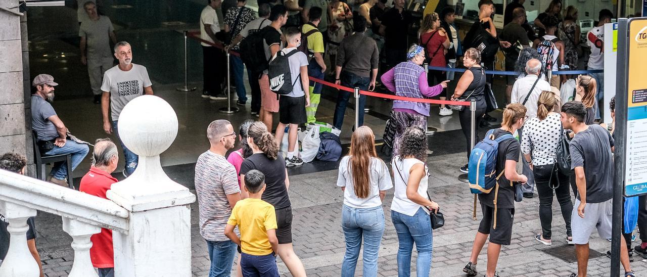 Primer día con el bono de la guagua rebajado en Gran Canaria