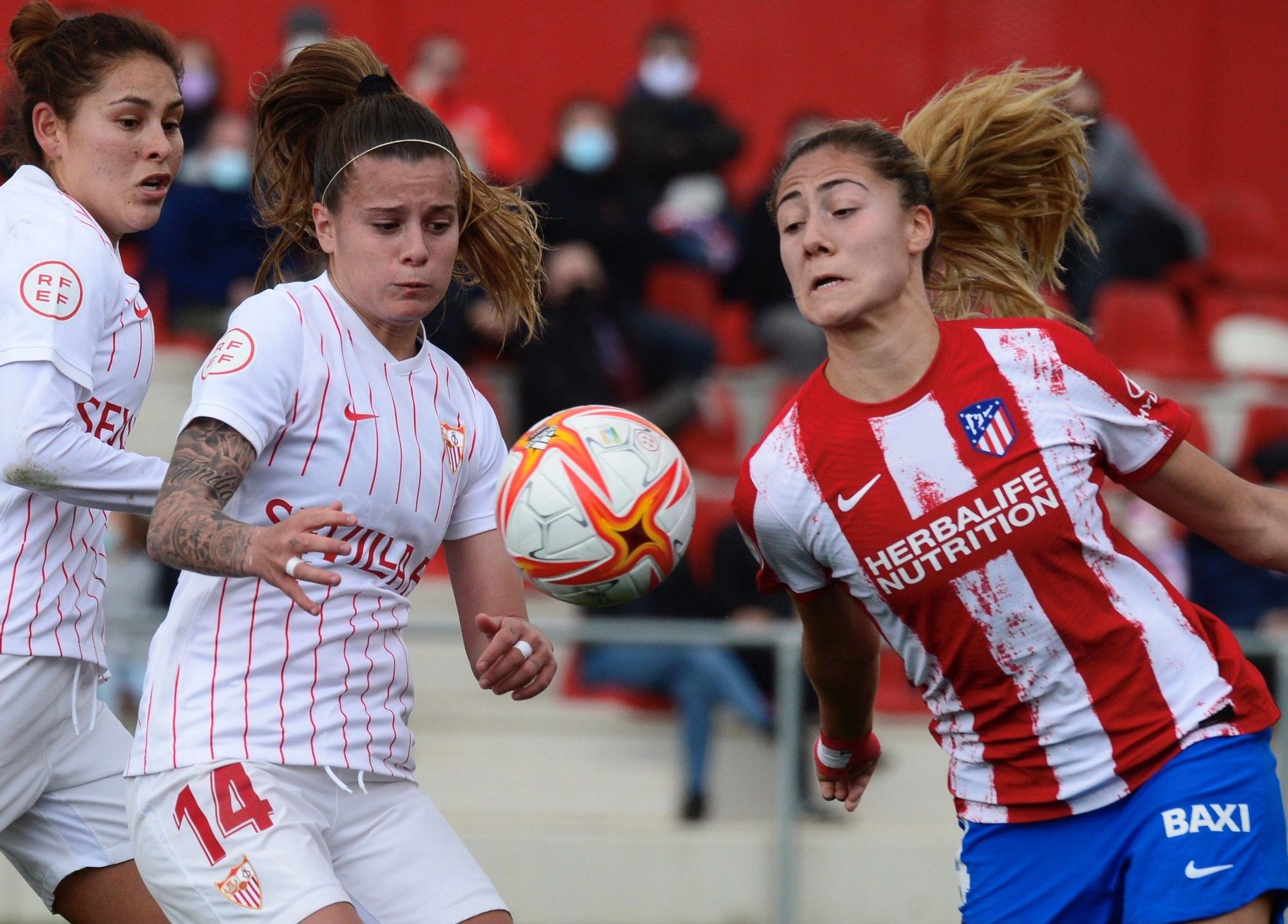 Otermín y Laia pugnan por el balón durante un partido entre el Sevilla y el Atlético.