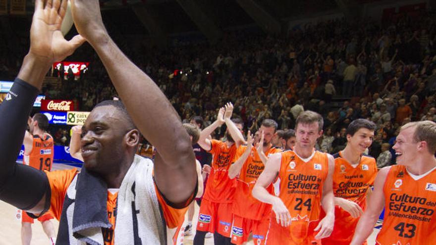 Sato, se despide de la Fonteta tras un partido.