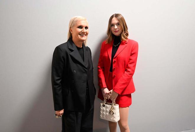 Stella del Carmen Banderas junto a Maria Grazia Chiuri tras el desfile de Alta Costura primavera-verano 2022 de Dior