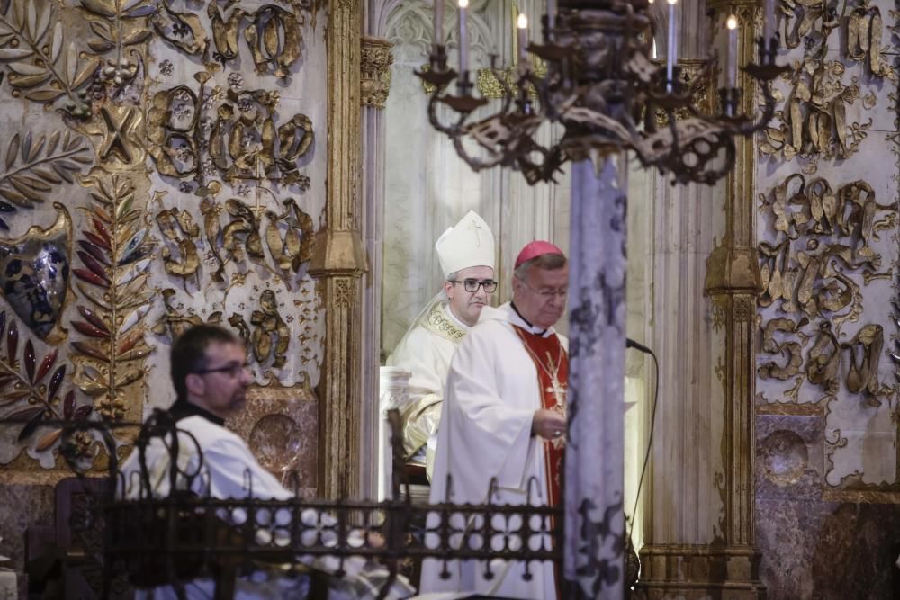 Miles de personas llenan la Seu para arropar a monseñor Vadell