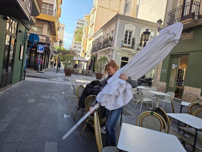 La hostelería recoge las terrazas por las fuertes rachas de viento en Alicante