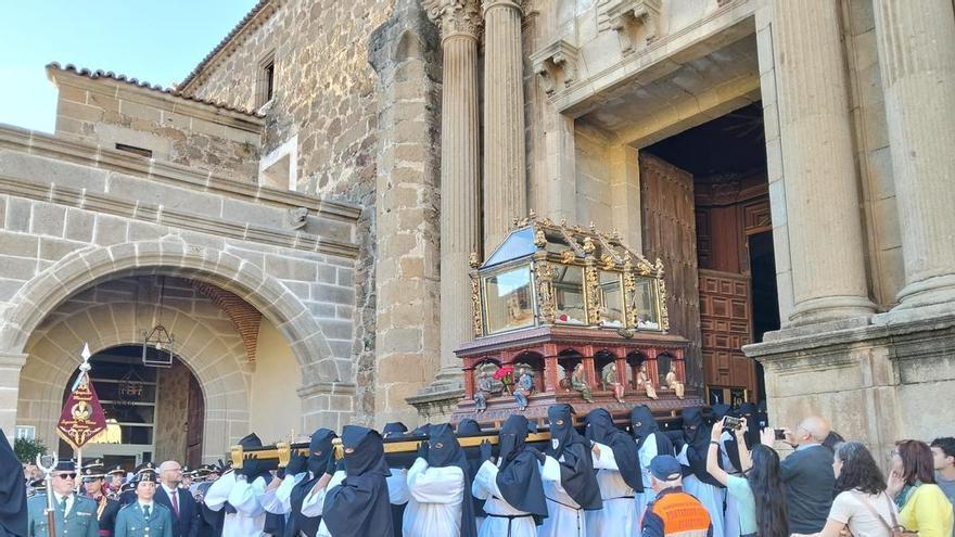 El Santo Sepulcro, joya de la Semana Santa de Plasencia, destaca en un Sábado Santo a rebosar de público