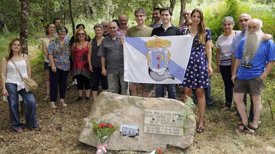 Asistentes ó acto, entre eles familiares de Primo Castro, onte xunto a placa en Ramil. // Bernabé/Javier Lalín