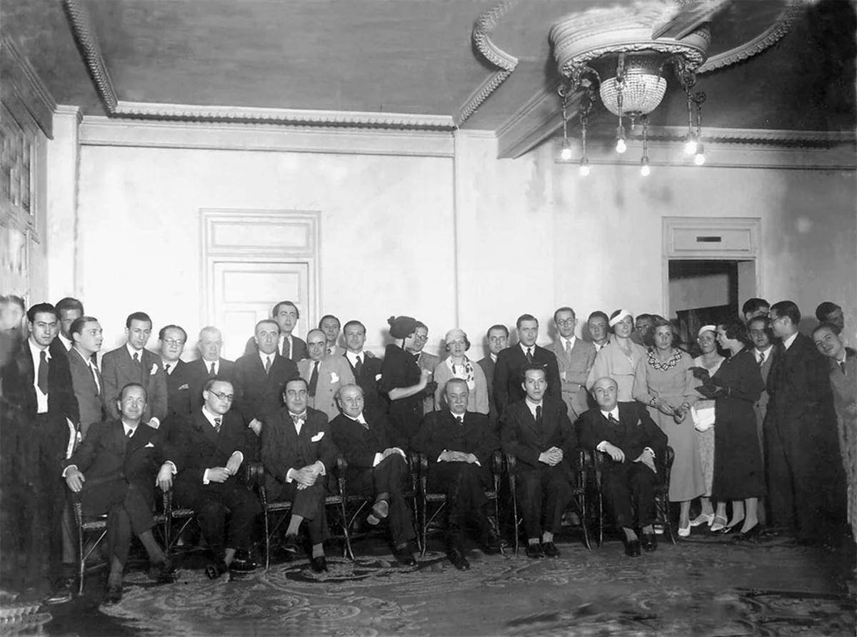 María Zambrano con miembros de la Federación Universitaria Escolar (FUE) en Madrid