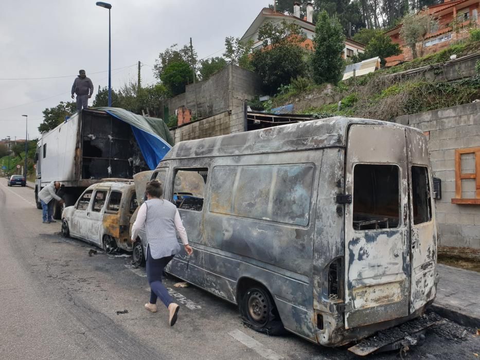 Arden dos furgonetas y un camión en Vigo. // Marta G. Brea