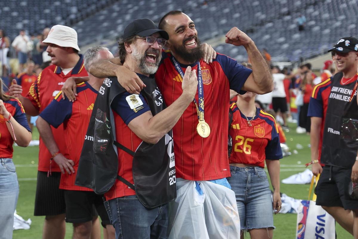 Javier Bardem y Borja Iglesias celebran sobre el césped del MetLife Stadium.