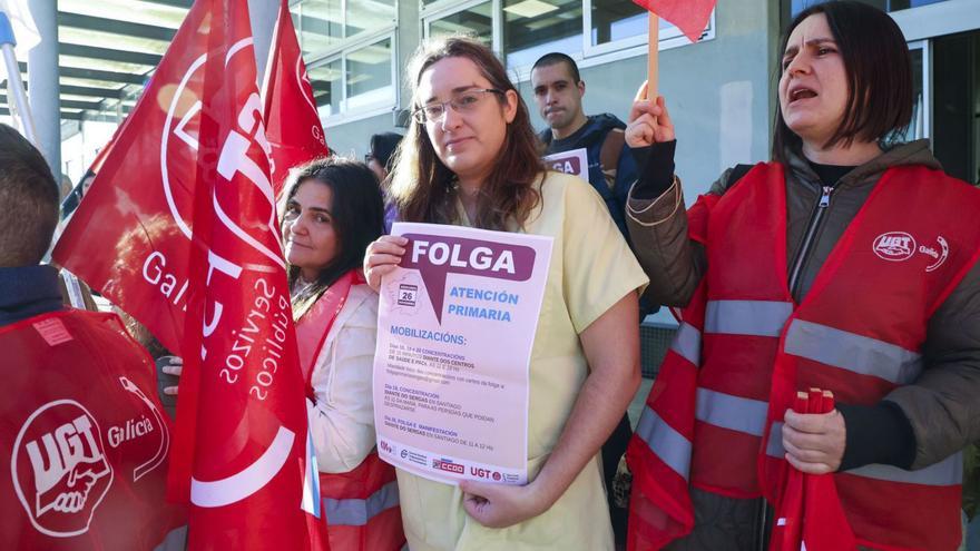 Protesta frente a un centro de salud en Santiago. |  Xoán Álvarez