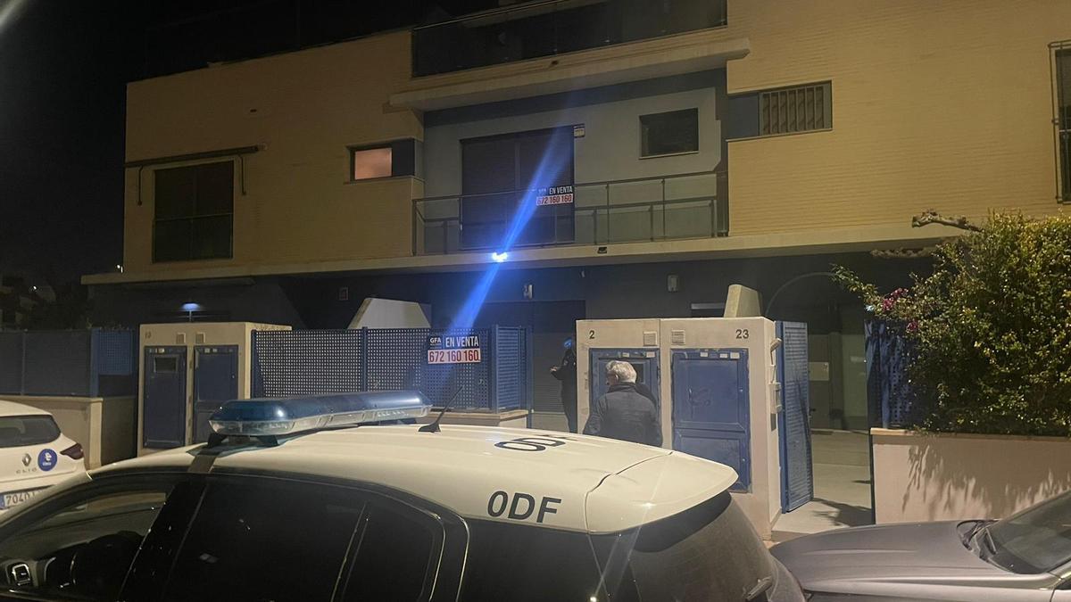 Imagen de la intervención policial en el chalet en venta del PAU Lledó asaltado este miércoles por la noche.