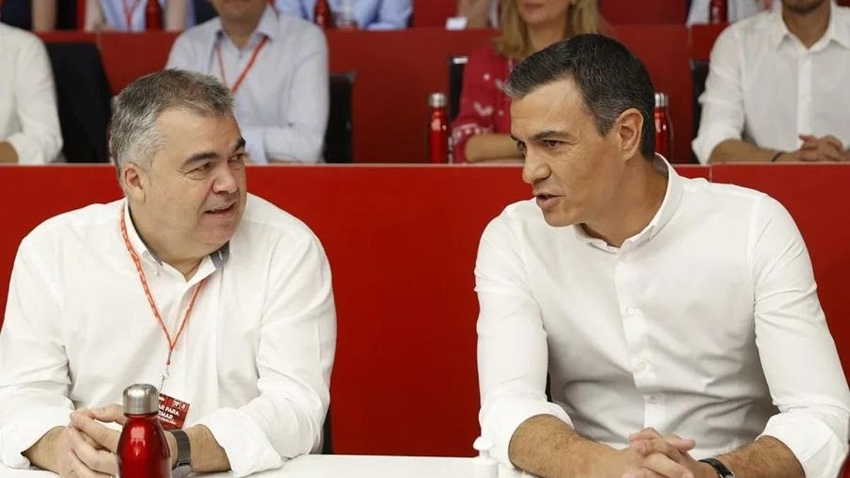 Imagen de archivo del presidente del Gobierno, Pedro Sánchez (d), junto a Santos Cerdán.