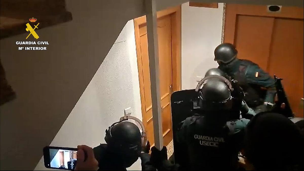 Гражданская гвардия входит в дом