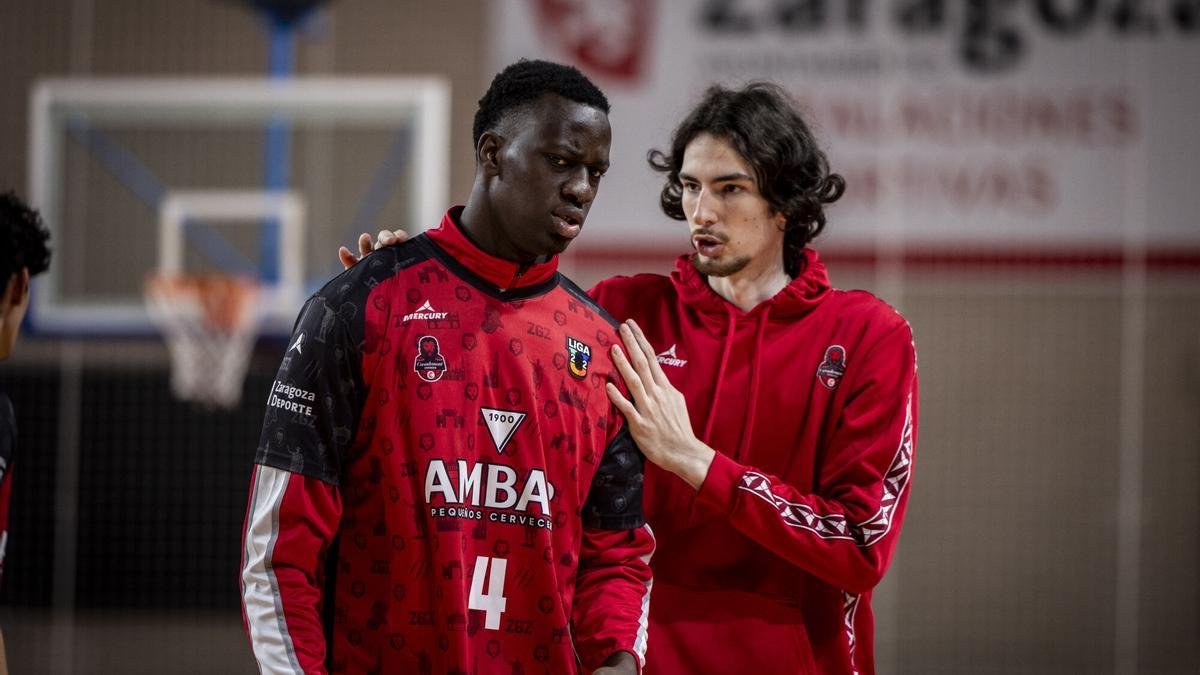 Faye y Savkov dialogan durante el calentamiento de un partido.