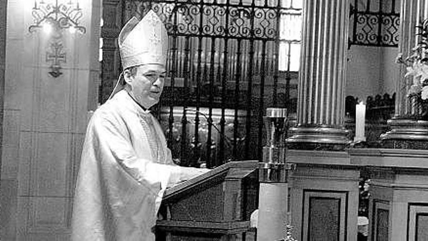 El obispo auxiliar de Oviedo, Raúl Berzosa, ayer, en la iglesia de las Benedictinas, durante su homilía.