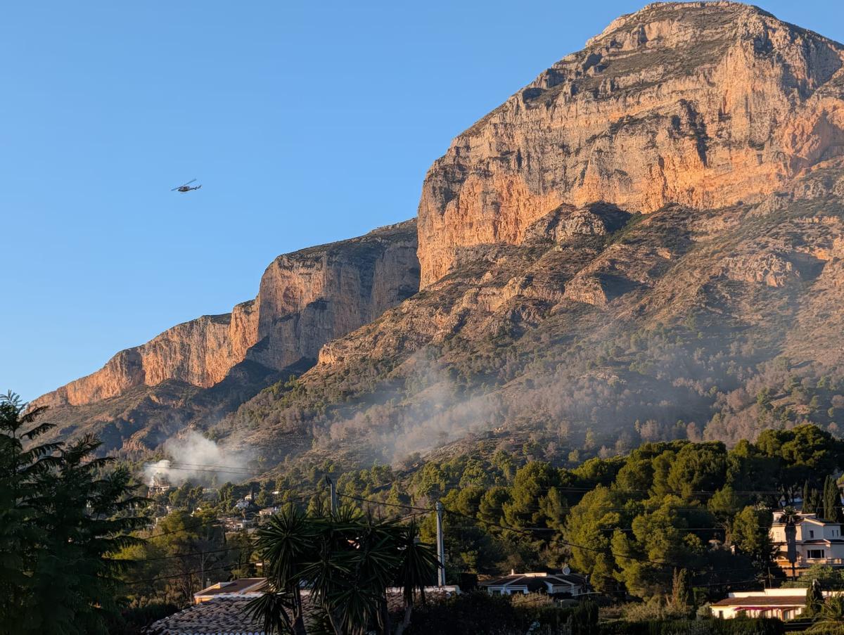 Los medios aéreos ya están realizando descargas para tratar de sofocar las llamas antes de que anochezca