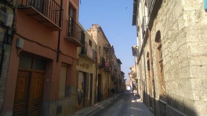 Una calle de la ciudad prácticamente vacía