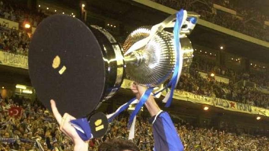 Víctor levanta la Copa tras ganar al Madrid en la final de 2002. / c. p.