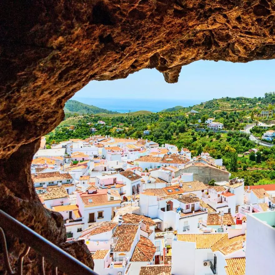 El refugio de Julio Iglesias es un pueblo blanco de Málaga en el Parque Nacional más joven de España