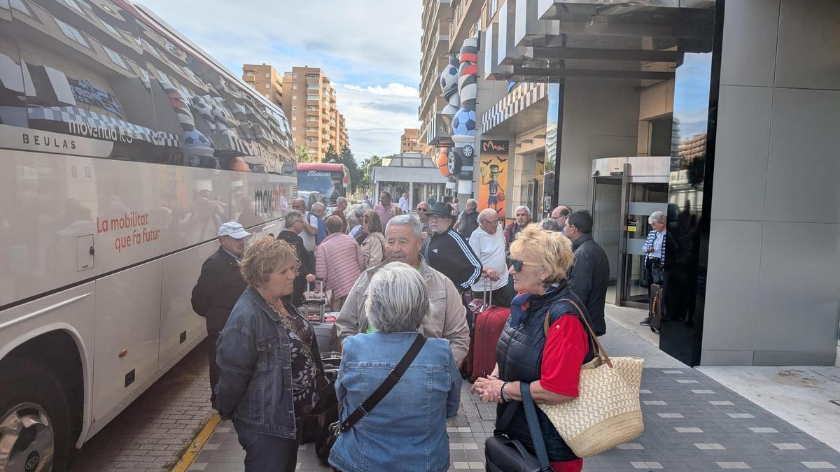 Visitantes del Imserso, en la entrada de un hotel en Orpesa.