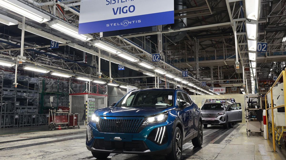 Un Peugeot 2008 en el Sistema 1 de Stellantis Vigo.