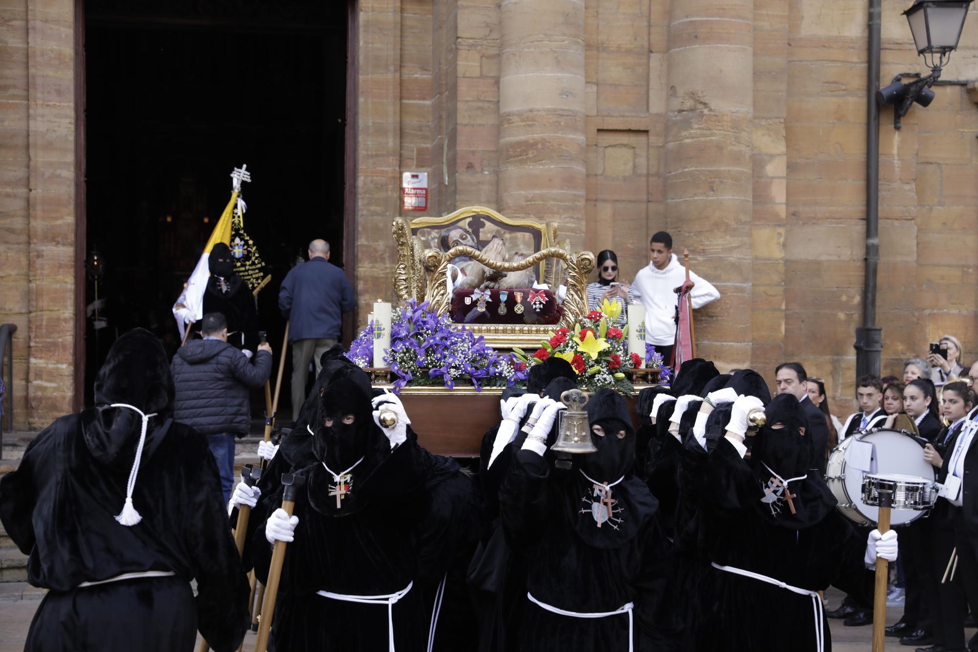 La procesión intergeneracional del Santo Entierro emociona Oviedo