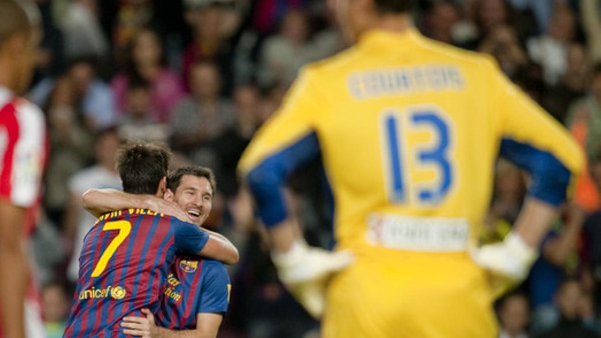 Messi abraza a Villa tras el primer gol ante Courtois.