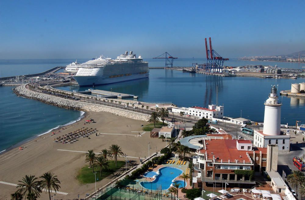 El crucero más grande del mundo, al igual que el Oasis y el Allure of the Seas, visita la capital de la Costa del Sol en una escala de diez horas.