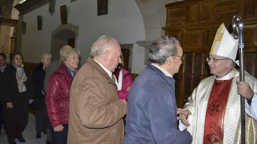 El obispo Juan Antonio Menéndez recibe a los vecinos de Trefacio.