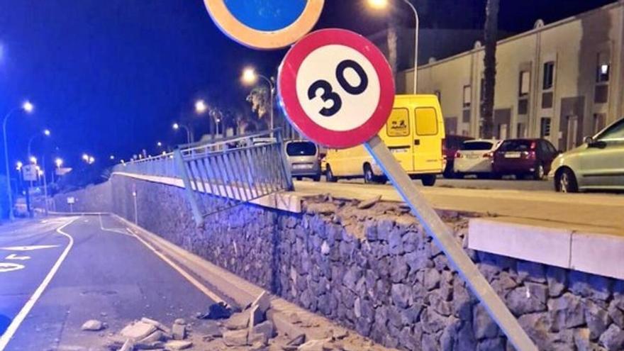 Destroza su coche y arrasa con parte de un muro en Santa Cruz de Tenerife