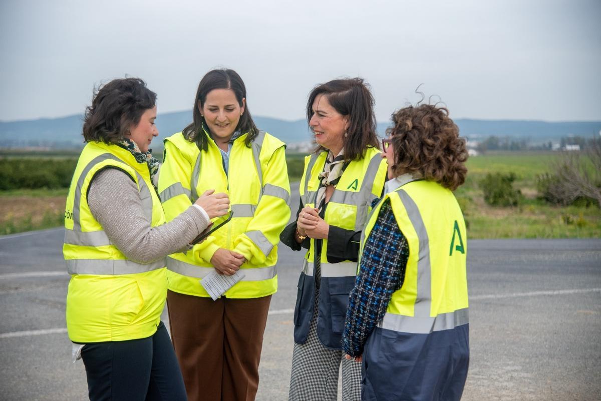 La delegada de Fomento, en su visita a la carretera A-3150.