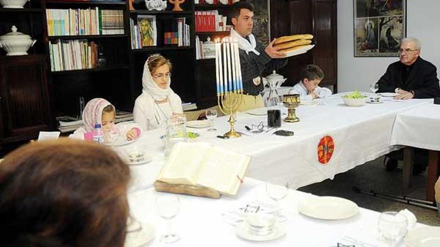 Recreación de la pascua judía en el local parroquial de Santa María.