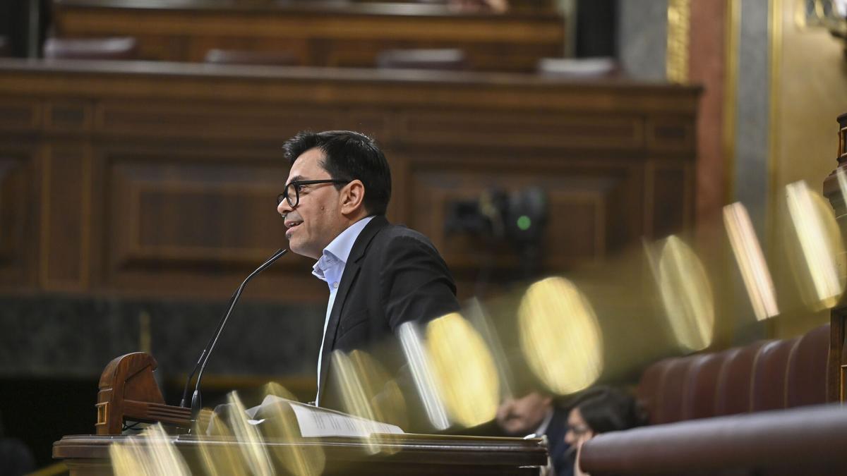 El diputado de Sumar Gerardo Pisarello interviene en el pleno del Congreso de los Diputados que, entre otras iniciativas, debate la toma en consideración de una proposición de reforma del Reglamento de la cámara, impulsada por los grupos parlamentarios socialista y vasco. EFE/ Fernando Villar