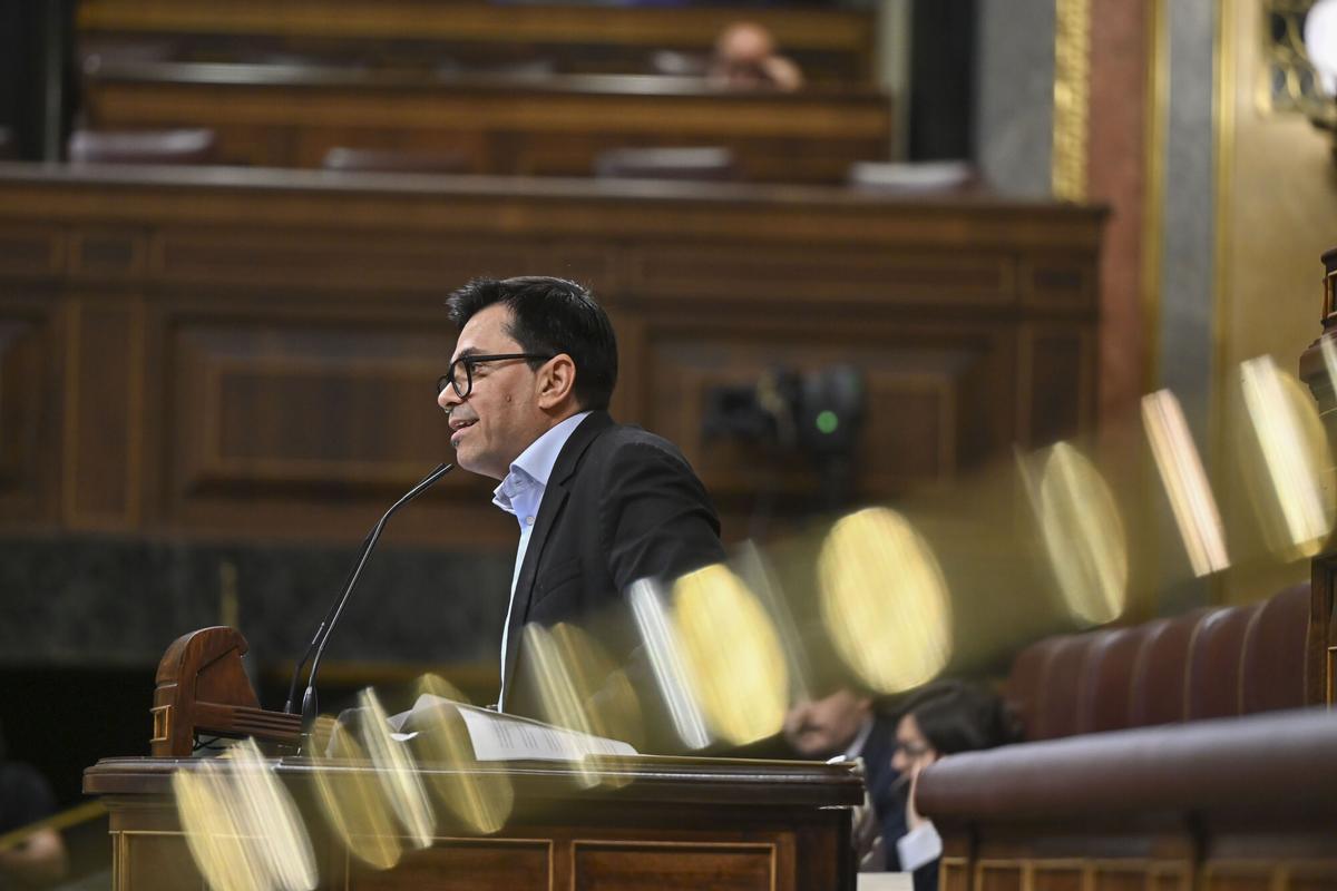 El diputado de Sumar Gerardo Pisarello interviene en el pleno del Congreso de los Diputados que, entre otras iniciativas, debate la toma en consideración de una proposición de reforma del Reglamento de la cámara, impulsada por los grupos parlamentarios socialista y vasco. EFE/ Fernando Villar