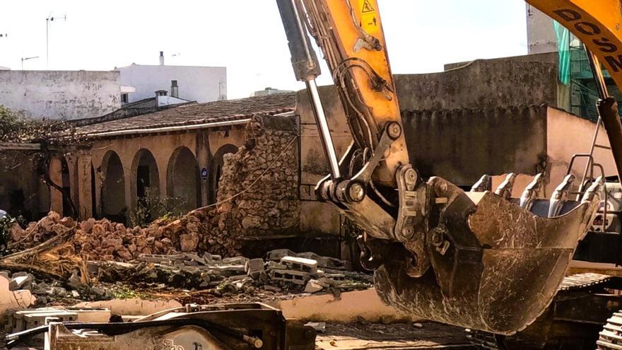 Tristeza vecinal en Portocolom por la demolición del convento de las monjas.