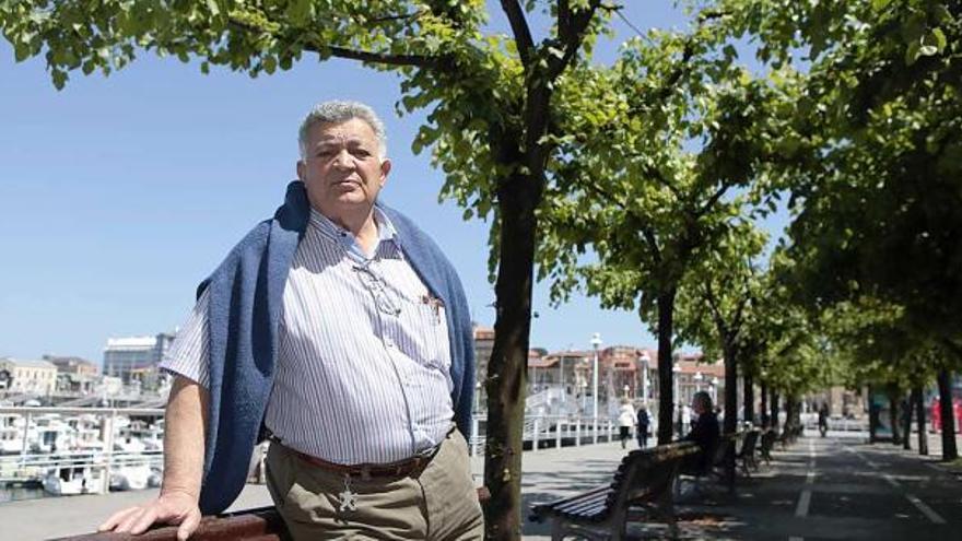 Severino Arias Morillo, ayer, en la calle Rodríguez San Pedro, con el puerto deportivo al fondo.