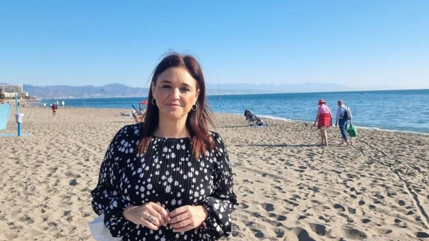 La vicepresidenta del PP de Málaga, Margarita del Cid, en una playa de la provincia