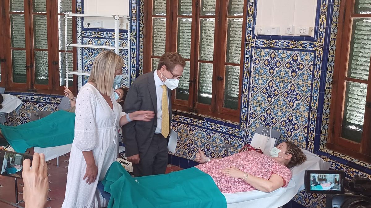 El conseller Mínguez durante su visita al punto de donación en el hospital de la Malva-rosa.