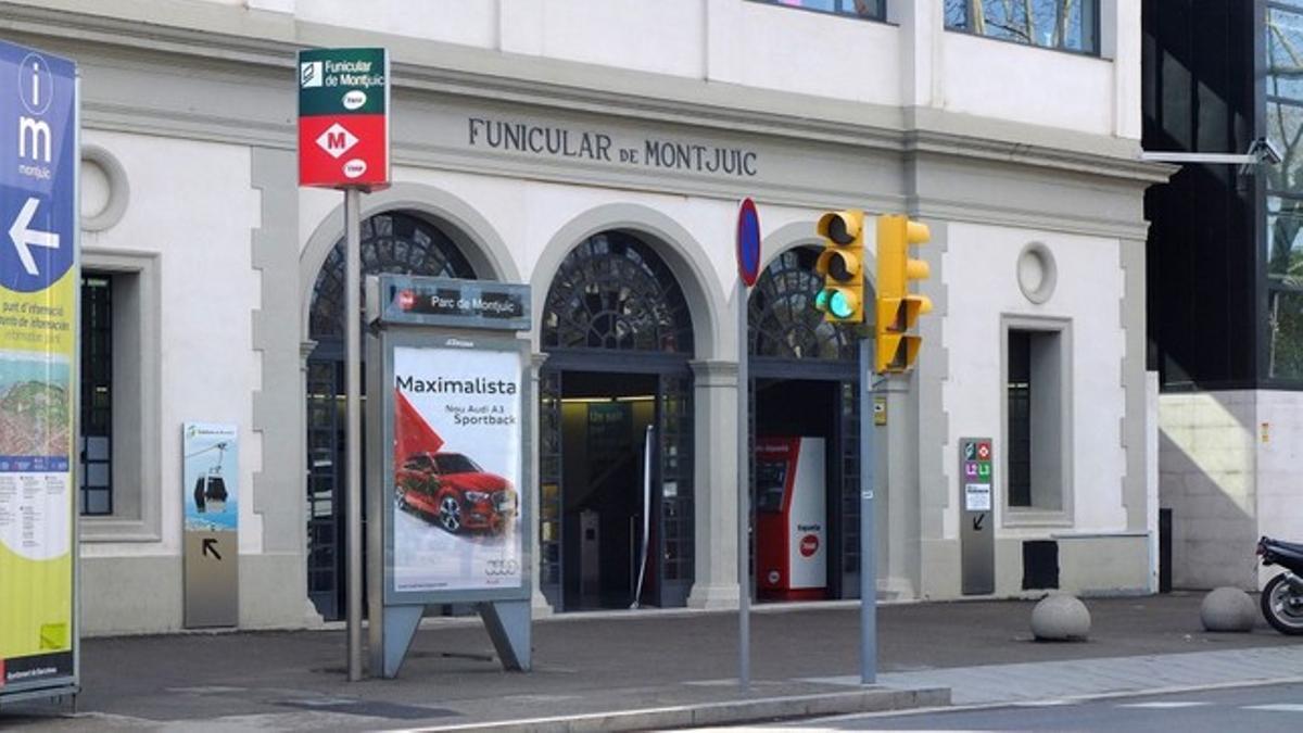 Puerta de acceso al funicular de Montjuïc.